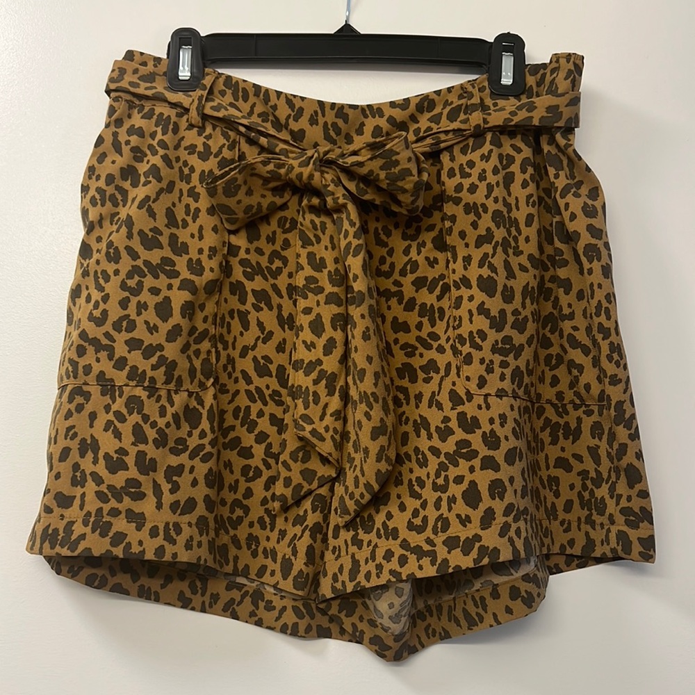 Leopard tie shorts with pockets